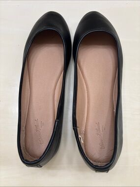 Universal Thread Black Ballet Flats with Tan Insole